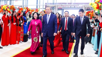 Bild av Nghe An-delegationen som deltar i Vietnams fosterlandsfronts 11:e nationella kongress.
