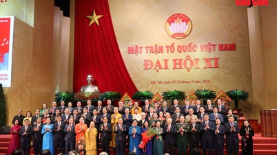 Presidium Jawatankuasa Pusat Barisan Tanah Air Vietnam, penggal ke-11, diperkenalkan di Kongres.