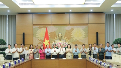 Der Vorsitzende des Rechts- und Justizausschusses, Phan Chí Hiếu, empfängt die Delegation der Vaterländischen Front Vietnams aus der Provinz Ca Mau.