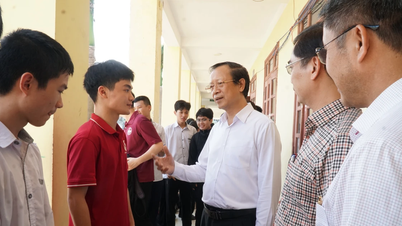 Ο Υφυπουργός Pham Ngoc Thuong επιθεωρεί τις προετοιμασίες για τις απολυτήριες εξετάσεις λυκείου στο Nghe An.