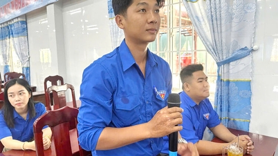 Az U Minh Thuong község Népi Tanácsának és Népi Bizottságának vezetői találkoztak és párbeszédet folytattak szakszervezeti tagokkal és csapattagokkal.