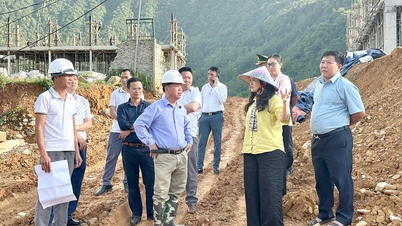 Soudruh Vuong Ngoc Ha, místopředseda provinčního lidového výboru, kontroloval a dohlížel na činnost v obcích Sa Phin a Pho Bang.