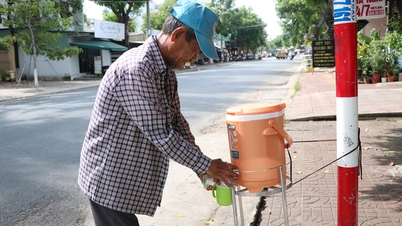 Bình nước ven đường