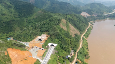 Agilizar o processo de construção do túnel através das montanhas para a rodovia expressa Noi Bai - Lao Cai.