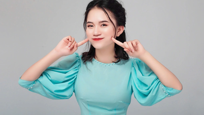 ນັກສຶກສາຍິງຫວຽດນາມນຳເອົາ "ດອກຜັກກາດລອຍນ້ຳ ແລະ ເມກລອຍໄປມາ" ມາໃຫ້ນັກສຶກສາຕ່າງປະເທດ.