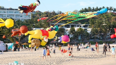 Bình Thuận: Biển Phan Thiết đông nghịt người dân và du khách