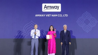 Amway Vietnam celebrates its 10th time receiving the Golden Dragon Award.