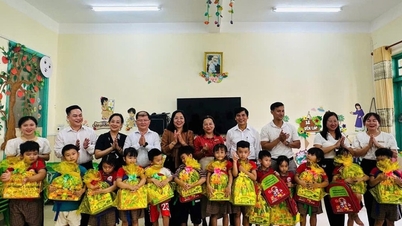 Thăm, tặng quà các trường học tại xã đảo Tân Hiệp