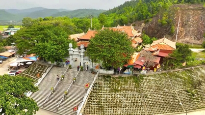 El templo de Han Son en Tong Son, un lugar sagrado junto al río Len.