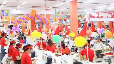 Arbetare i Nghe An-provinsen förvandlar fabriker till "festivaler" och tävlar om att öka produktiviteten för att fira president Ho Chi Minhs födelsedag.