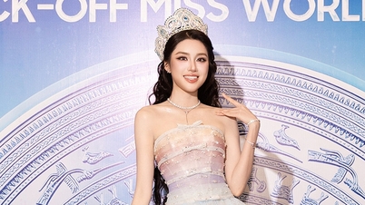 คุณฟอง อวน ดูแลซีอีโอหญิงวัย 87 ปี ขณะที่เตียว วี ยืนมองอย่างเงียบๆ