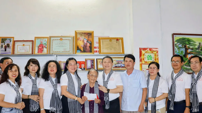 Delegação da cidade de Ho Chi Minh, no âmbito da iniciativa "Seguindo os passos do Tio Ho", presta homenagem às Mães Heroínas Vietnamitas em Cao Bang.