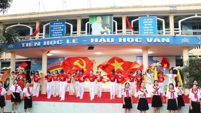 Kien Hung mahallesindeki çocuklar, "Çiçeklerin 85 Mevsimi - Genç Öncülerimizin Tarihiyle Gurur Duyuyoruz" yarışmasına büyük bir coşkuyla katıldılar.