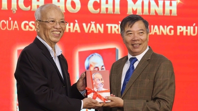 Studenter ved Nguyen Tat Thanh-universitetet lærte mye av historier om president Ho Chi Minh.