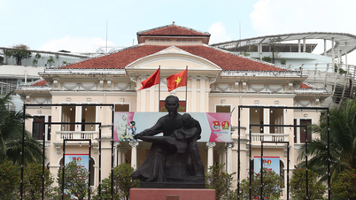 Historische herinneringen aan president Ho Chi Minh in de context van het moderne leven.