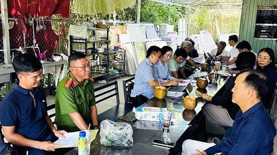 Η αστυνομία του Φου Κουόκ βοηθά στον εκκαθαρισμό γης.