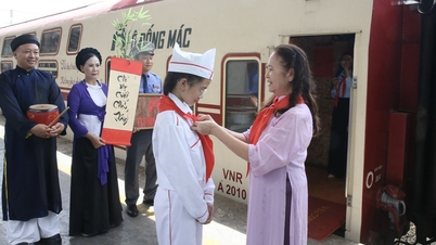 Ce voyage en train spécial commémore le 85e anniversaire de la fondation de l'Organisation des jeunes pionniers de Hô Chi Minh.