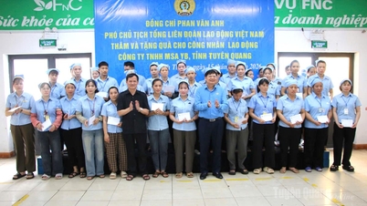 Le vice-président de la Confédération générale du travail du Vietnam remet des cadeaux aux travailleurs défavorisés de Tuyen Quang.