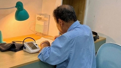 O homem de 78 anos colocou seu monitor de pressão arterial ao lado dele e pacientemente ajudou seu neto a se preparar para o exame de admissão do 10º ano.