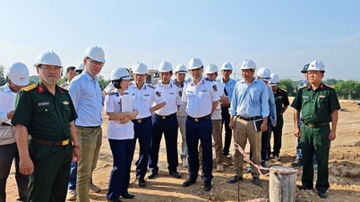 Le major général Tran Van Luong inspecte et travaille à la région 2 des garde-côtes.