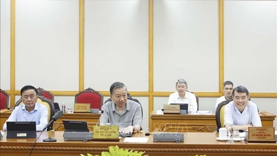 정치국은 뛰어난 제도들을 더욱 완벽하게 만드는 데 기여했으며, 호치민시의 신속하고 지속 가능한 발전을 위한 새로운 동력을 창출했습니다.