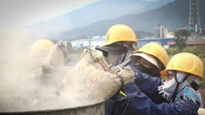 Despite the scorching heat, workers are diligently constructing the Ba Sai - Bat Xat border bridge.