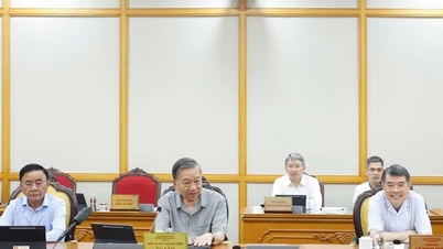 정치국은 우수한 제도를 완성하는 데 필요한 의견을 제시하여 호치민시의 신속하고 지속 가능한 발전에 새로운 동력을 불어넣었습니다.