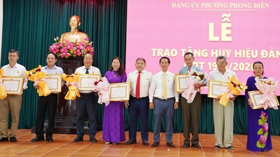 Phong Dien-distriktet: Delar ut partimärken till 7 partimedlemmar