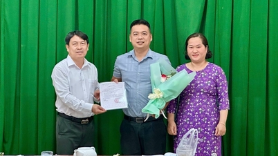 Trao quyết định công nhận đảng viên chính thức cho công chức, đảng viên thuộc Chi bộ Văn phòng 