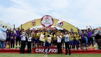 L'entraîneur Park Hang-seo et le président Duc ont remis le trophée au Hanoi FC, clôturant ainsi une célébration mémorable.