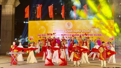 Le quartier d'O Cho Dua a organisé un programme artistique pour célébrer l'anniversaire du président Hô Chi Minh.