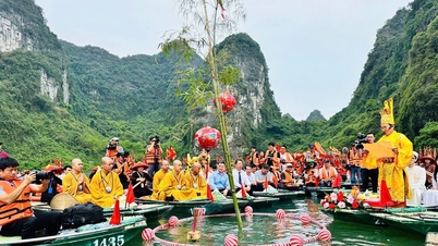 Lễ hội Tràng An tái hiện cảnh nhà vua đi lấy nước độc đáo