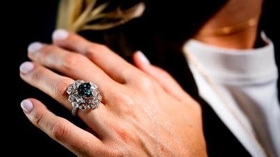 The world's rarest green diamond sets auction record.