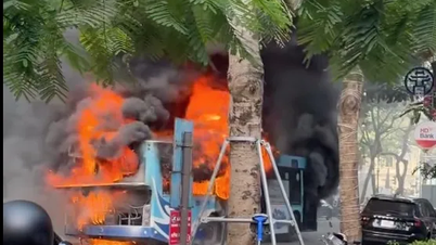 Hanoï : un bus ravagé par les flammes dans la rue Ly Thuong Kiet