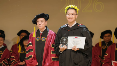 Graduan AI terbaik menerima biasiswa sarjana berserta 15 juta VND sebulan.