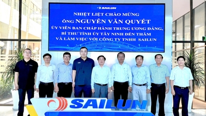 Sekretarz Komitetu Partii Prowincjonalnej Tay Ninh Nguyen Van Quyet odwiedza i pracuje w Parku Przemysłowym Phuoc Dong.