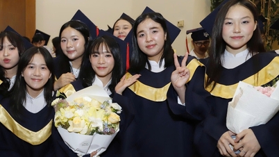 O studentă din orașul Ho Chi Minh își împărtășește visul de a purta o uniformă militară la ceremonia de absolvire.
