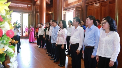 A Ministra da Saúde, Dao Hong Lan, oferece incenso em memória do Presidente Ho Chi Minh.