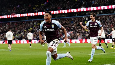 Watkins blinkt uit met twee doelpunten, waarmee Aston Villa Liverpool verslaat en een plek in de Champions League veiligstelt.