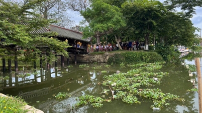 Jembatan beratap genteng Thanh Toan, sebuah situs bersejarah nasional, terlihat kumuh karena sampah.