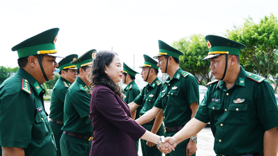 Visepresident Vo Thi Anh Xuan besøker og overrekker gaver til grensevakten i Duong Dong havn.