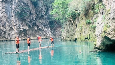 Ein Student kam ums Leben, als er versuchte, zwei Freunde vor dem Ertrinken im Fluss Nho Quế zu retten.