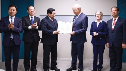 Le professeur Klaus Schwab reçoit un doctorat honorifique de l'Université nationale du Vietnam, à Hanoï.