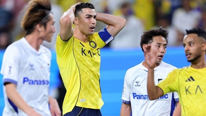 Ronaldo menyaksikan dengan berat hati saat Presiden VFF menyerahkan trofi kepada Gamba Osaka.