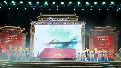 Gema lagu-lagu tentang Pak Cik Ho memenuhi malam persembahan seni di Duong Noi.
