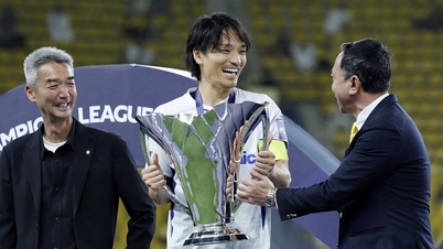 Zespół Ronaldo poniósł szokującą porażkę w finale, a prezydent VFF wręczał trofeum reprezentantowi Japonii.