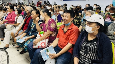 Quais são as políticas de subsídio para contribuições ao seguro de saúde atualmente em vigor na cidade de Ho Chi Minh?