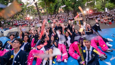 Os alunos da Escola Secundária Nguyen Thi Minh Khai recebem uma "chuva de jovens" em seu dia de despedida.