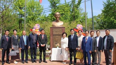 Het verspreiden van de waarden van Ho Chi Minhs ideologie onder internationale vrienden in Zuid-Korea.