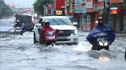 Las fuertes lluvias provocaron inundaciones localizadas en muchas calles del centro de la ciudad de Hai Phong.